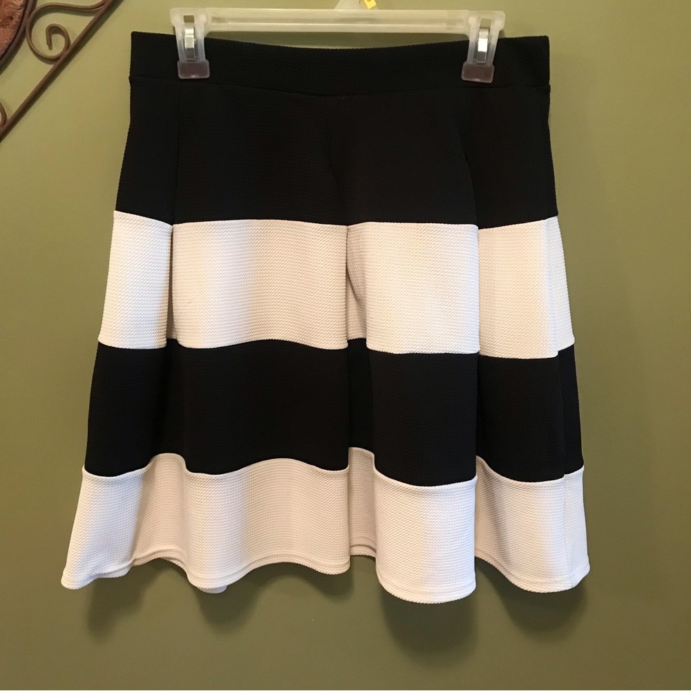 Chances R Black/White Skirt Sz M